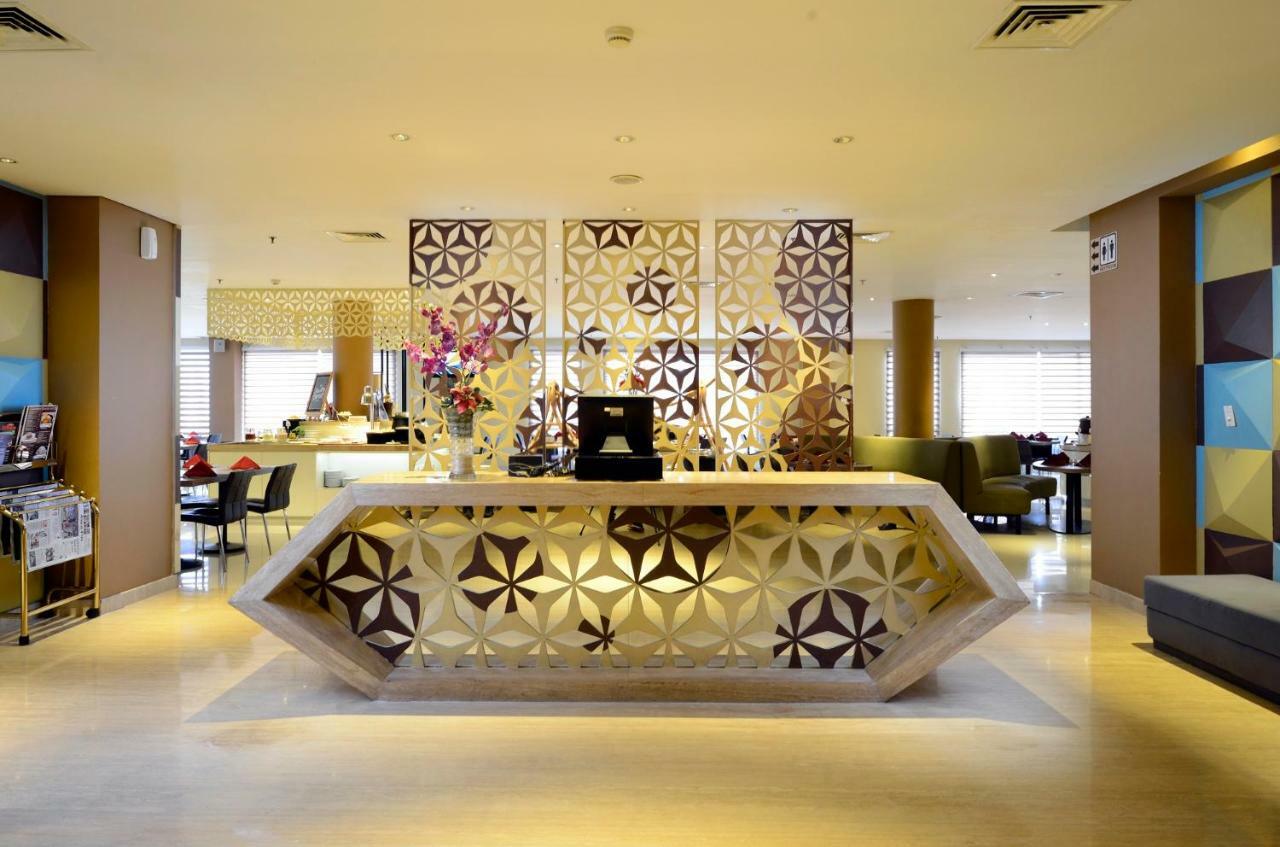 Crown Prince Hotel Surabaya Managed By Midtown Indonesia Εξωτερικό φωτογραφία